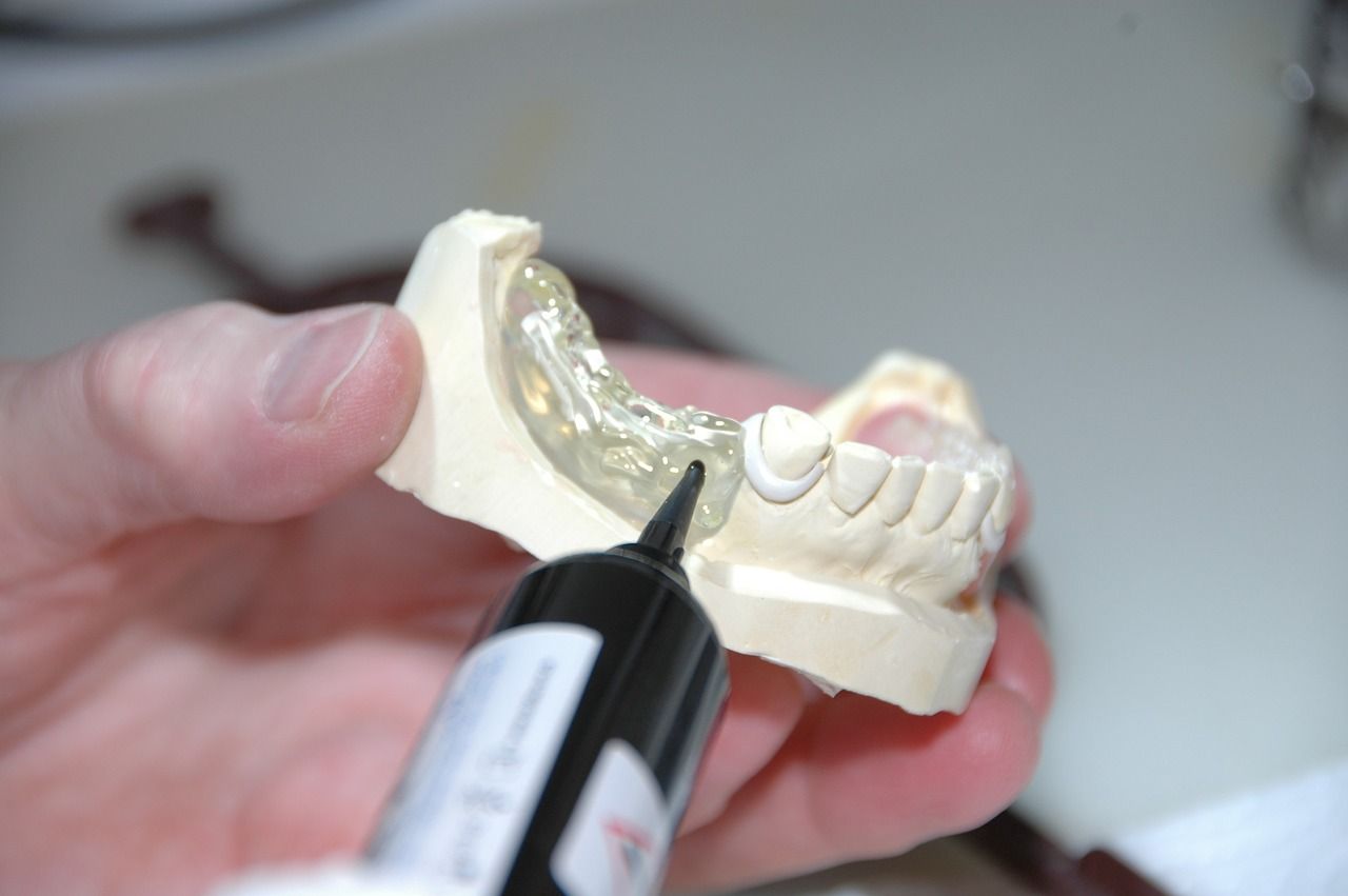 Protezy zębowe – czy przypominają naturalne zęby?