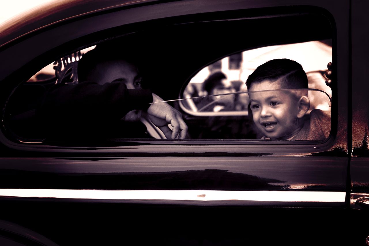 Jak bezpiecznie przewozić dzieciaki w samochodzie?