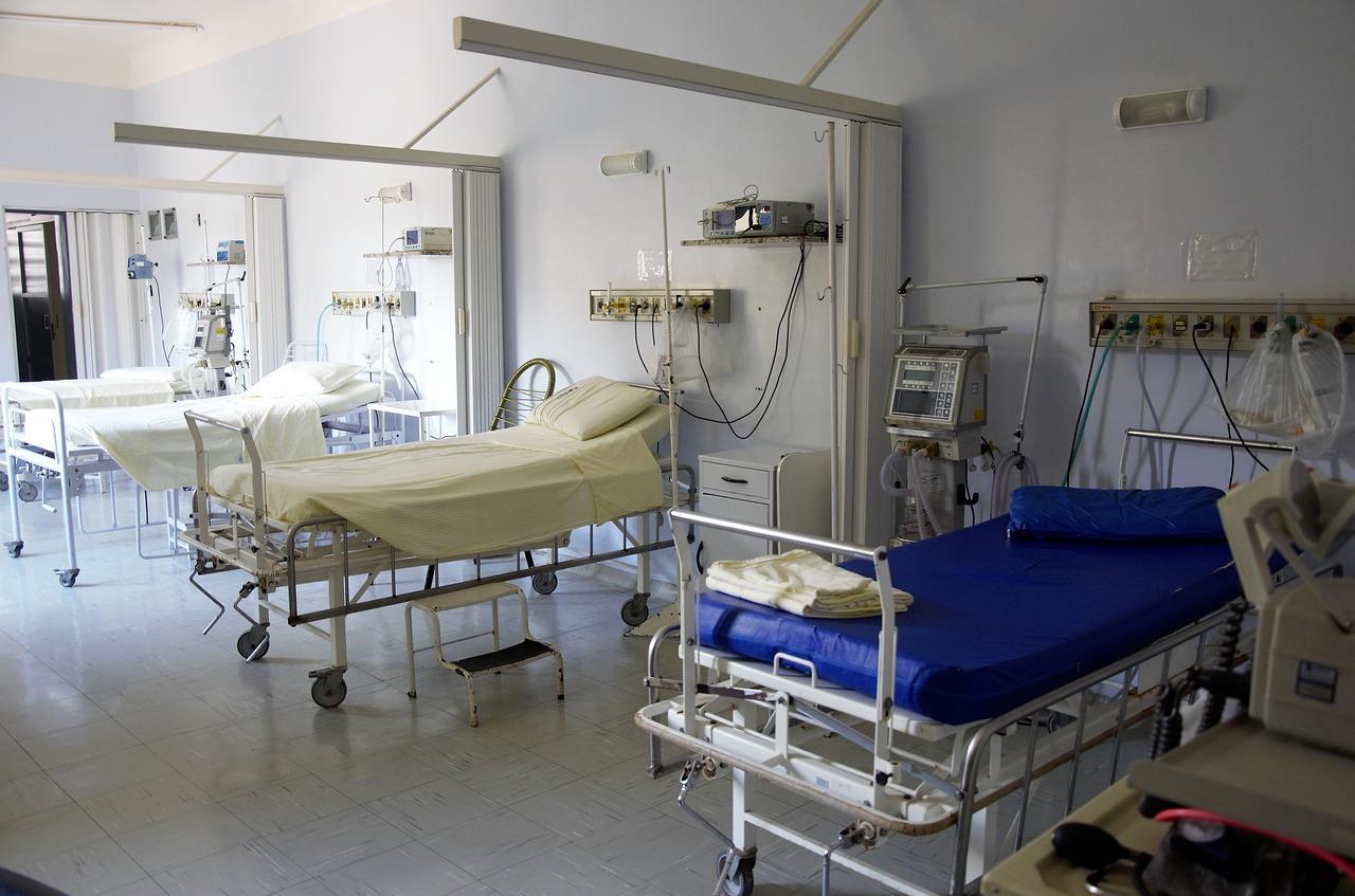 Wyposażenie medyczne w szpitalach – co przede wszystkim obejmuje?