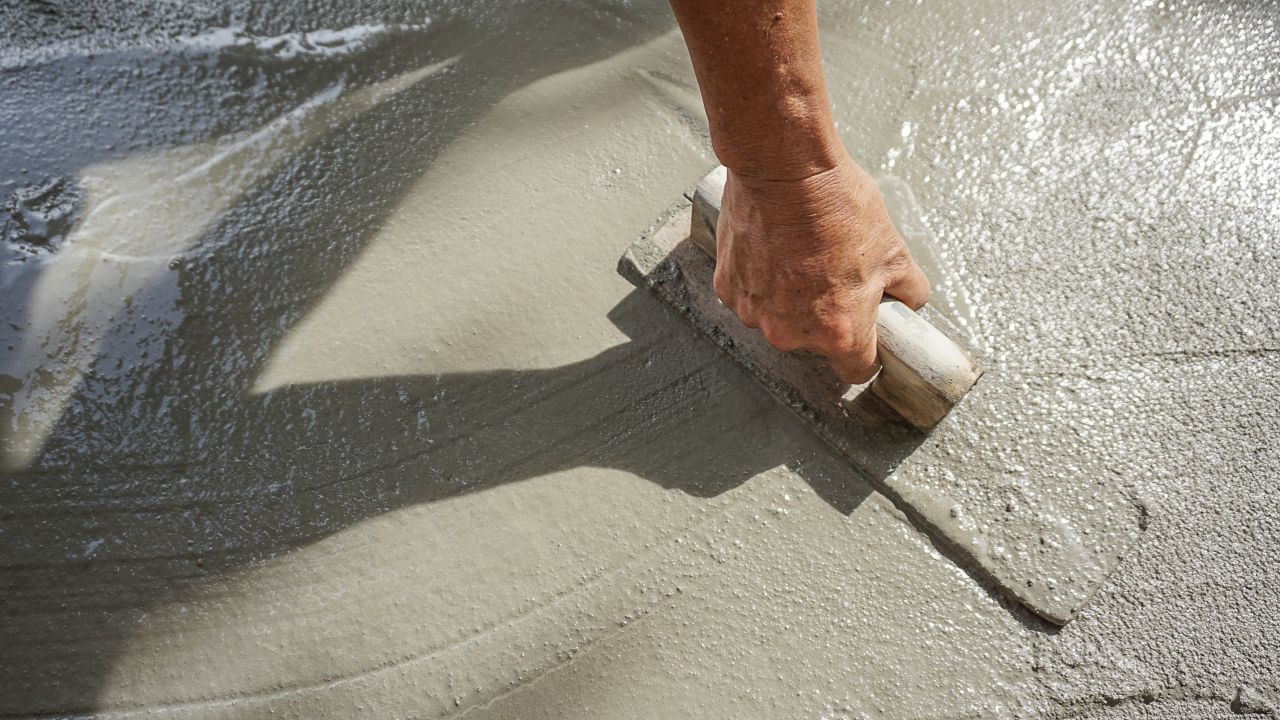 Jakie kroki podjąć, aby stworzyć solidną posadzkę betonową?