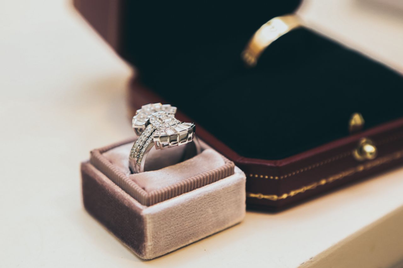Jak kupić właściwy rozmiar pierścionka dla ukochanej?