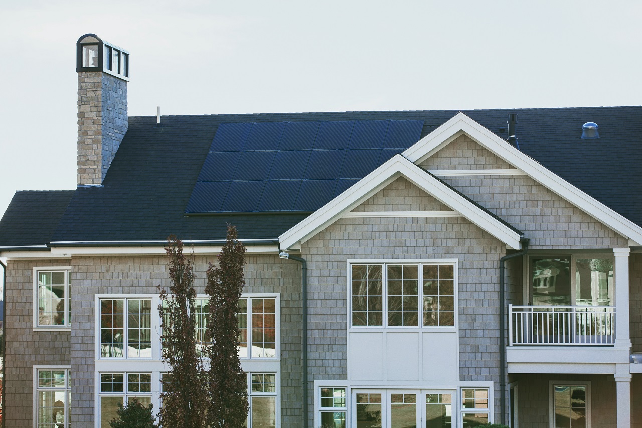 Czy każdy budynek nadaje się na instalację paneli słonecznych?