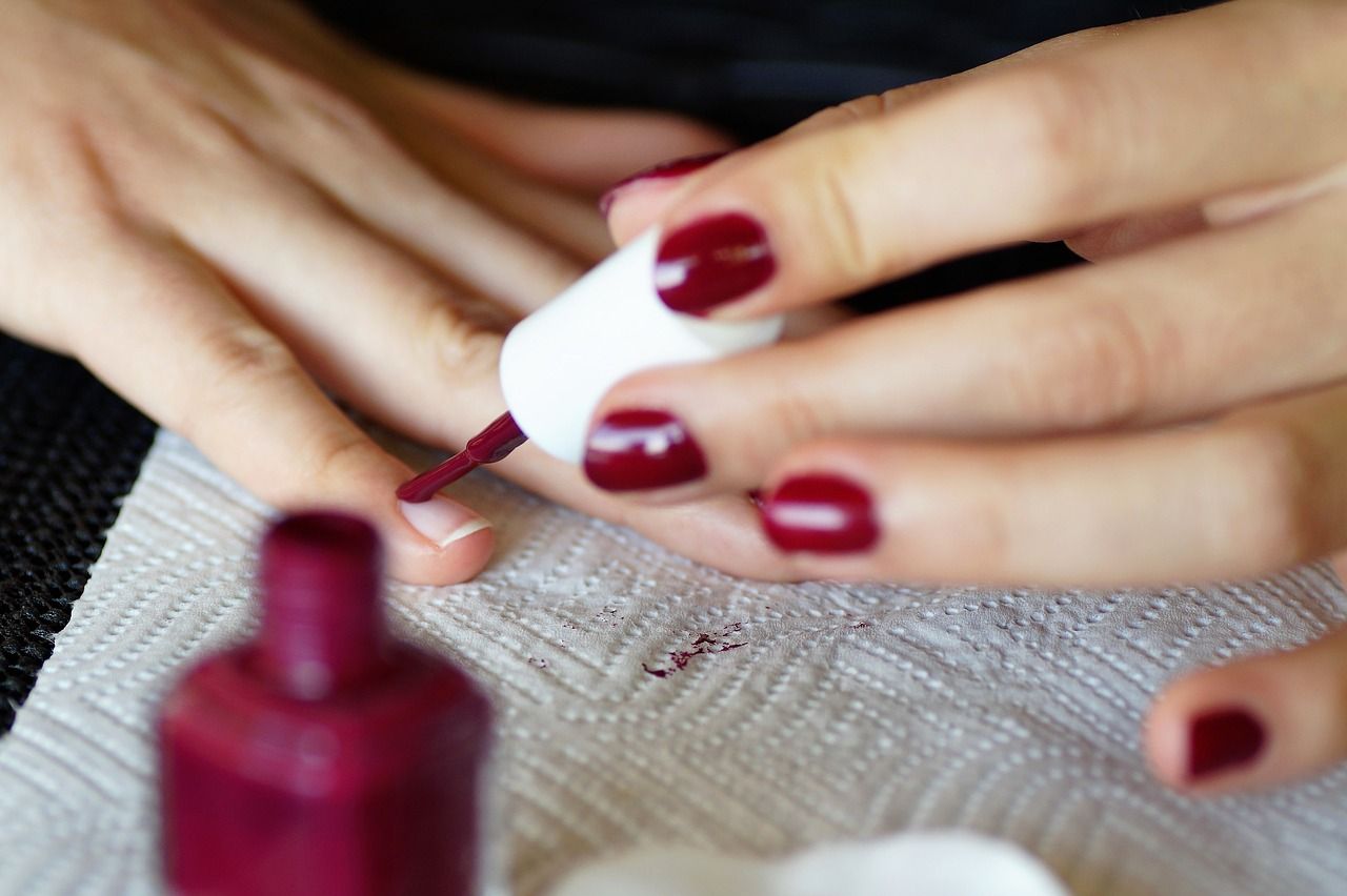 Jak stworzyć perfekcyjni manicure przy pomocy lakierów hybrydowych?