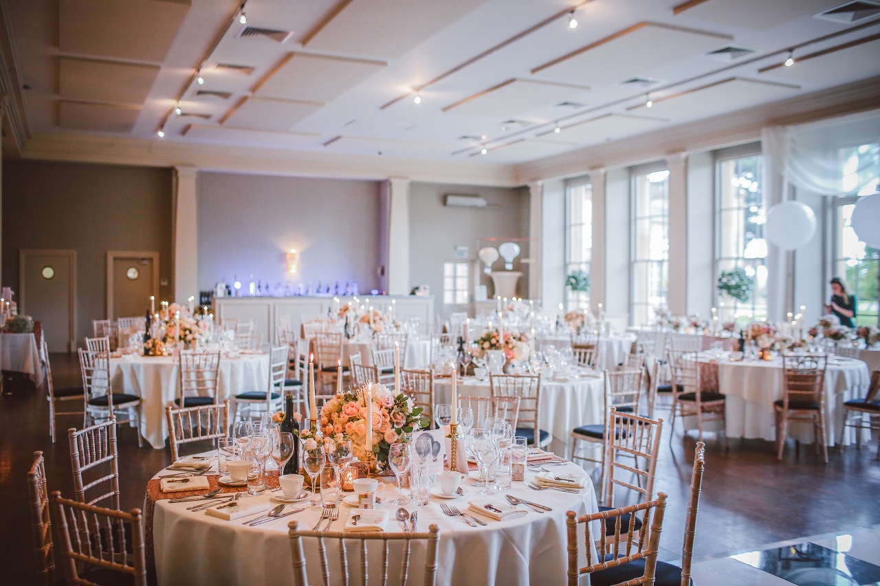 Jak wybrać dekoracje weselne na sali?