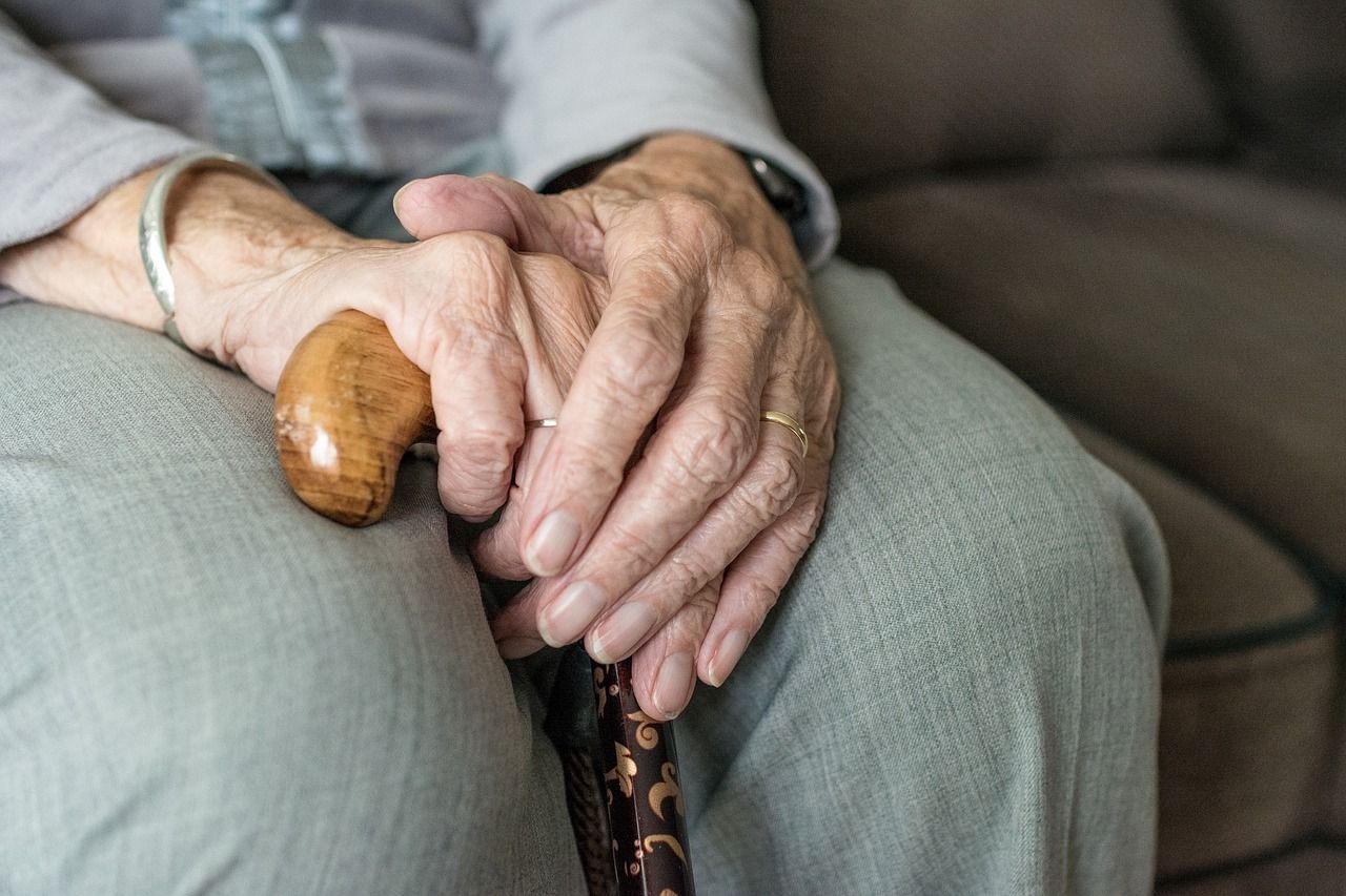 W jaki sposób zapewnić opiekę osobie starszej?