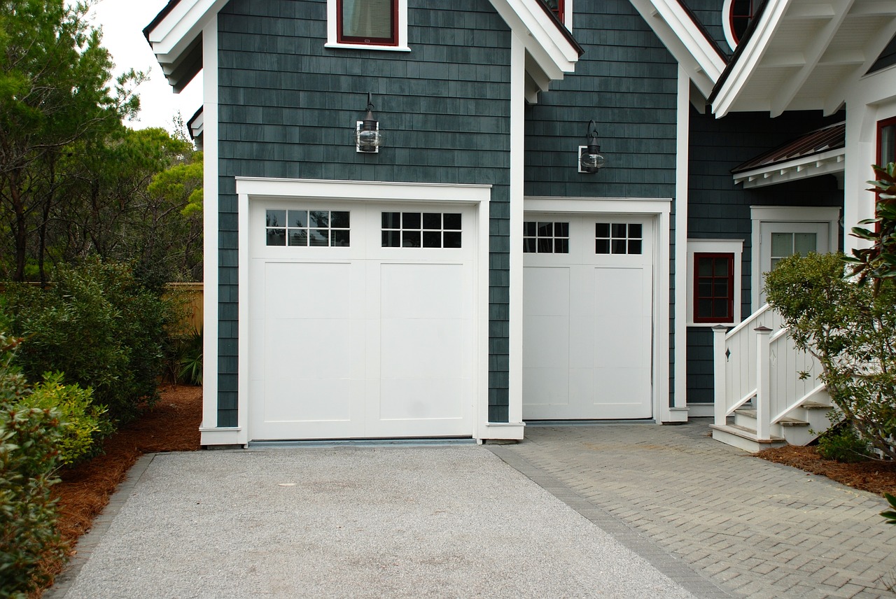 Jakie wymagania powinna spełniać brama garażowa?