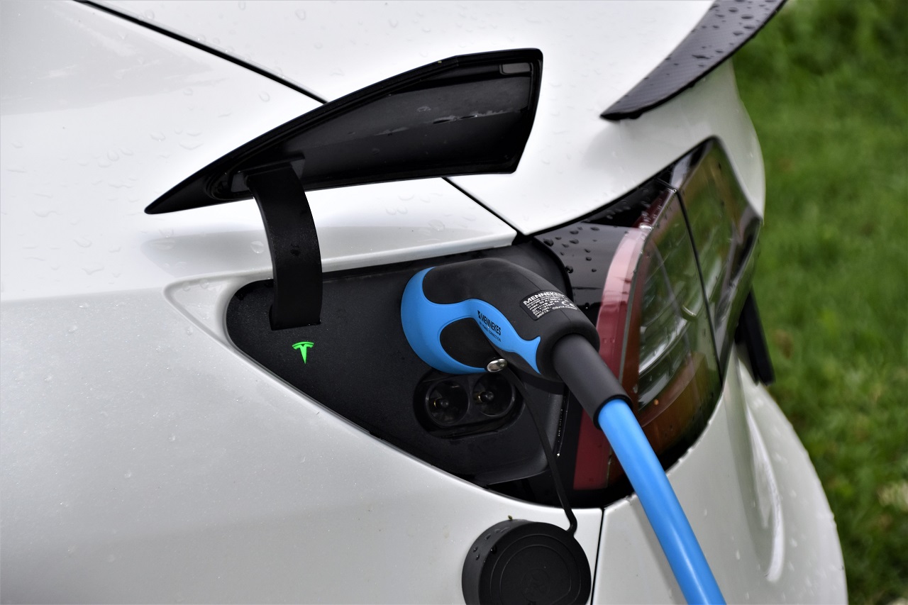 Stacje ładowania samochodów elektrycznych – jakie są ich rodzaje?